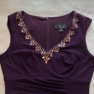 Alex Evenings Embellished V Ned Ruched Sleeveless Dress. Size 10